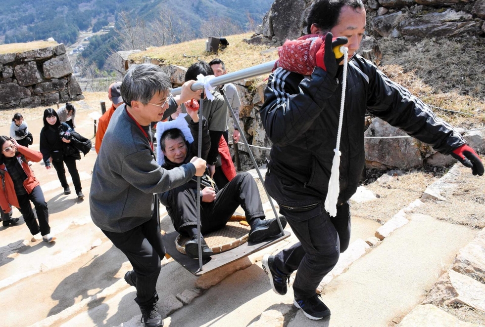 朝来・竹田城跡の眺望を、高齢者や障害者に かごと車いすで登城