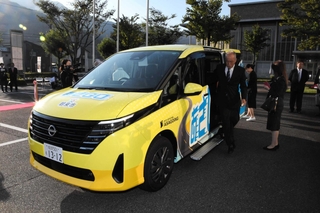 朝来エリアであった「あさＧＯ」の出発式。和田山・山東エリアでも４月からスタートし、全市域で運行される（昨年１０月１日撮影）