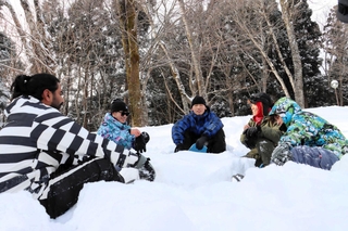 モニターツアーで雪遊びを楽しむ外国人留学生ら＝養父市丹戸