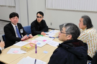 香住沖海戦を描く演劇の実現に向けて意見を出し合う参加者＝香住文化会館