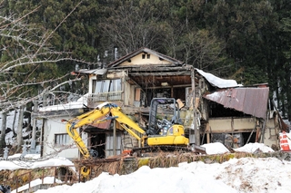 香美町が略式代執行で解体する空き家＝香美町村岡区福岡