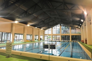 リフレッシュパークゆむらの町民プール＝２０２４年３月、新温泉町湯
