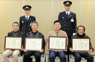 感謝状を受けた（前列左から）衣川昇さん、道下清人さん、兼井亘さん、大槻宏行さん＝但東町出合