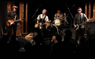 ウルフルケイスケさん（中央）と地元アマチュアバンドによる演奏＝豊岡市出石町柳