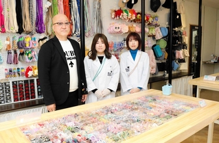 ランドセルブランド「リコモン」の製品を展示販売し、ワッペンを使ったオリジナルグッズづくりが楽しめる「リコモンプラス」がオープンした＝豊岡市中央町