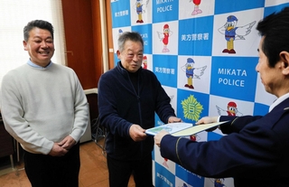 のじぎく賞を贈られた（左から）吉川正人さん、黒田淳さん＝美方署香住分庁舎