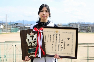 公式書写検定高校の部で文部科学大臣奨励賞に選ばれた谷垣友理さん＝豊岡市京町、豊岡高校