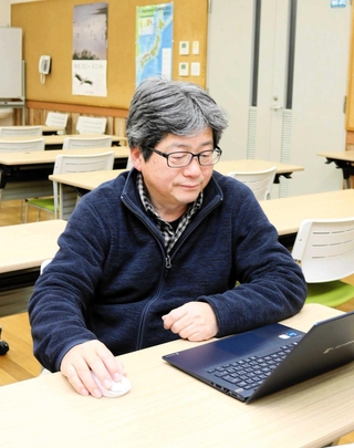 神戸市の中学・高校の教員と生徒に、南海トラフ地震や災害に対する認知度をアンケートした有道俊雄さん＝豊岡市祥雲寺