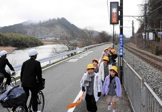 通学の実証実験をする小学生や中学生たち＝朝来市和田山町宮田