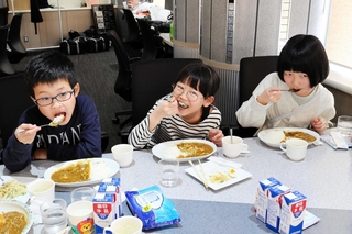 カレーを味わう子どもたち＝新温泉町湯