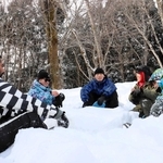 モニターツアーで雪遊びを楽しむ外国人留学生ら＝養父市丹戸