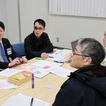 香住沖海戦を描く演劇の実現に向けて意見を出し合う参加者＝香住文化会館