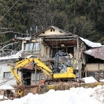 香美町が略式代執行で解体する空き家＝香美町村岡区福岡