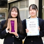「学校デイサービス」の取り組みを発表し「学生ヒーローズ賞」の授賞式に参加した日高高校福祉科３年の小嶺綴寧さん（左）と松崎友里羽さん＝豊岡市日高町岩中