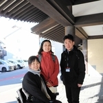 城崎温泉街でレンタルできるようになった電動車いすと、ユニバーサルツーリズムセンター準備室の運営スタッフたち＝豊岡市城崎町湯島