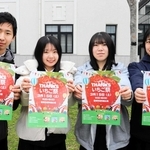 代表メンバーの（左から）柴田大輔さん、柴田絢音さん、岸本一依さん、真狩いろ葉さん＝豊岡市役所前