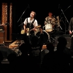 ウルフルケイスケさん（中央）と地元アマチュアバンドによる演奏＝豊岡市出石町柳