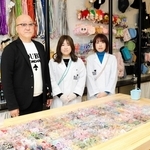 ランドセルブランド「リコモン」の製品を展示販売し、ワッペンを使ったオリジナルグッズづくりが楽しめる「リコモンプラス」がオープンした＝豊岡市中央町