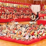 体育館に並べられたひな人形＝養父市出合