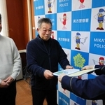のじぎく賞を贈られた（左から）吉川正人さん、黒田淳さん＝美方署香住分庁舎