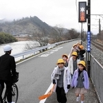 通学の実証実験をする小学生や中学生たち＝朝来市和田山町宮田