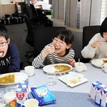 カレーを味わう子どもたち＝新温泉町湯