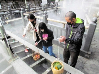 温泉で野菜や卵をゆでる「湯がき文化」＝新温泉町湯（町教育委員会提供）