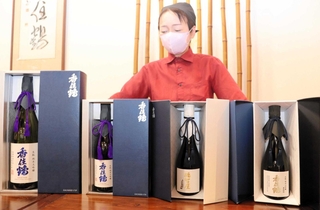 香住鶴がリニューアルした高級酒＝香美町香住区小原