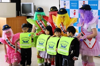 ランドセルカバーを贈られた新１年生と一日署長を務めたおばあＺ＝美方署