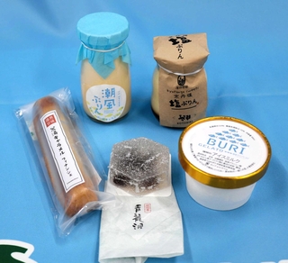 ジオの逸品に認定された洋菓子や和菓子＝豊岡総合庁舎