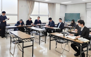 つぐシンに参加する企業関係者ら＝新温泉町湯（つぐシン提供）