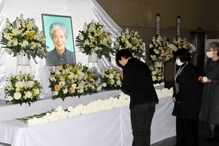 森下一さんの遺影を前に献花する参列者＝朝来市生野町栃原、生野学園