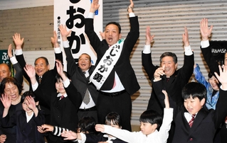支援者らに万歳で当選の祝福を受ける藤岡勇氏（中央）＝朝来市和田山町東谷