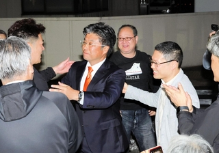 当選確実の一報を受け、支援者たちの前に姿を現した門間雄司氏＝２７日午後１０時２４分、豊岡市寿町（撮影・丸山桃奈）