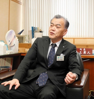 香美町長選を振り返る浜上勇人氏＝同町香住区香住