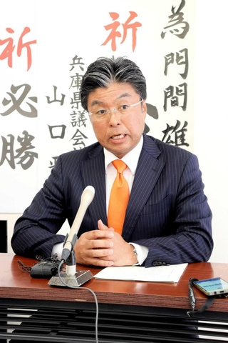 豊岡市長選の初当選から一夜明け、インタビューに応じる門間雄司氏＝豊岡市寿町