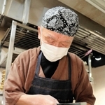 練り上げたそばを切る安藤一美さん＝豊岡市日高町栗栖野、道の駅「神鍋高原」
