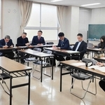 つぐシンに参加する企業関係者ら＝新温泉町湯（つぐシン提供）