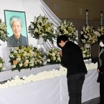 森下一さんの遺影を前に献花する参列者＝朝来市生野町栃原、生野学園