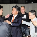 当選確実の一報を受け、支援者たちの前に姿を現した門間雄司氏＝２７日午後１０時２４分、豊岡市寿町（撮影・丸山桃奈）