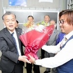 香美町長選で当選確実となり花束を受け取る浜上勇人氏＝香美町香住区香住