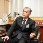 香美町長選を振り返る浜上勇人氏＝同町香住区香住