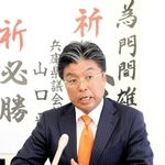 豊岡市長選の初当選から一夜明け、インタビューに応じる門間雄司氏＝豊岡市寿町