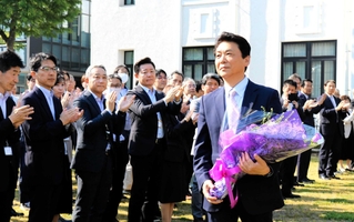 市職員らに見送られ市役所を後にする関貫久仁郎氏＝豊岡市役所