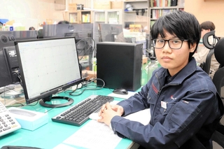川嶋建設で働くカインさん＝豊岡市香住