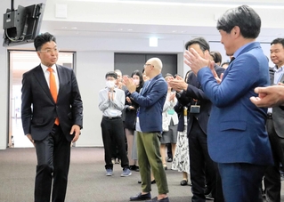 初登庁し職員らに迎えられる門間雄司市長＝豊岡市中央町