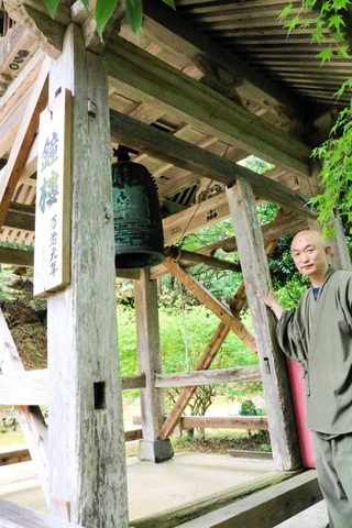 曳家による移設に向け、資金を募っている温泉寺の鐘楼＝豊岡市城崎町湯島