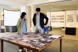 北但大震災の発生から１００年の節目に、まちの復興の歩みを紹介する企画展が開かれている＝豊岡市中央町