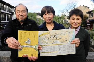 城崎麦わら細工振興協議会のメンバーと「麦わら細工めぐりマップ」＝豊岡市城崎町湯島