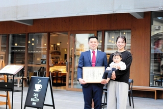 城崎温泉街で初めて「ひょうごいいね！お店表彰」で大賞に選ばれた「うつろい　つちや　アネックス」の山田一輝さん（左）、優貴子さん＝豊岡市城崎町湯島